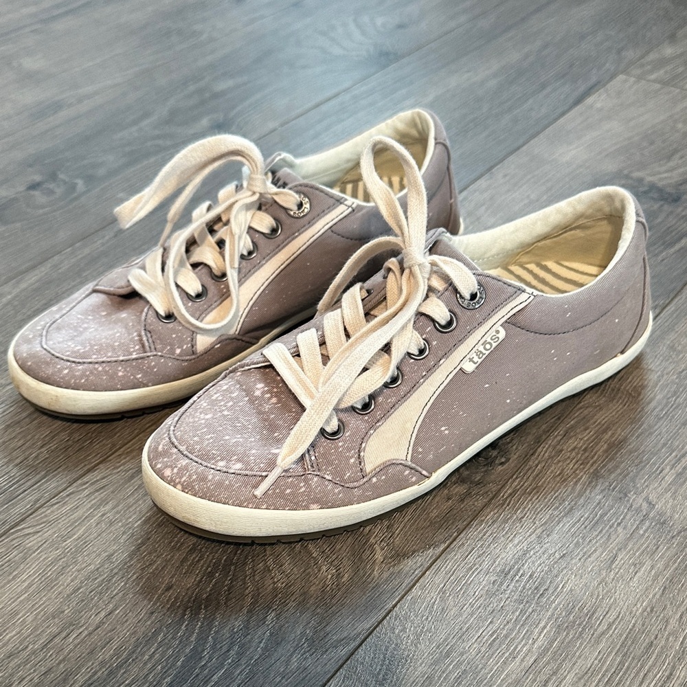 Taos women’s grey sneakers size  8